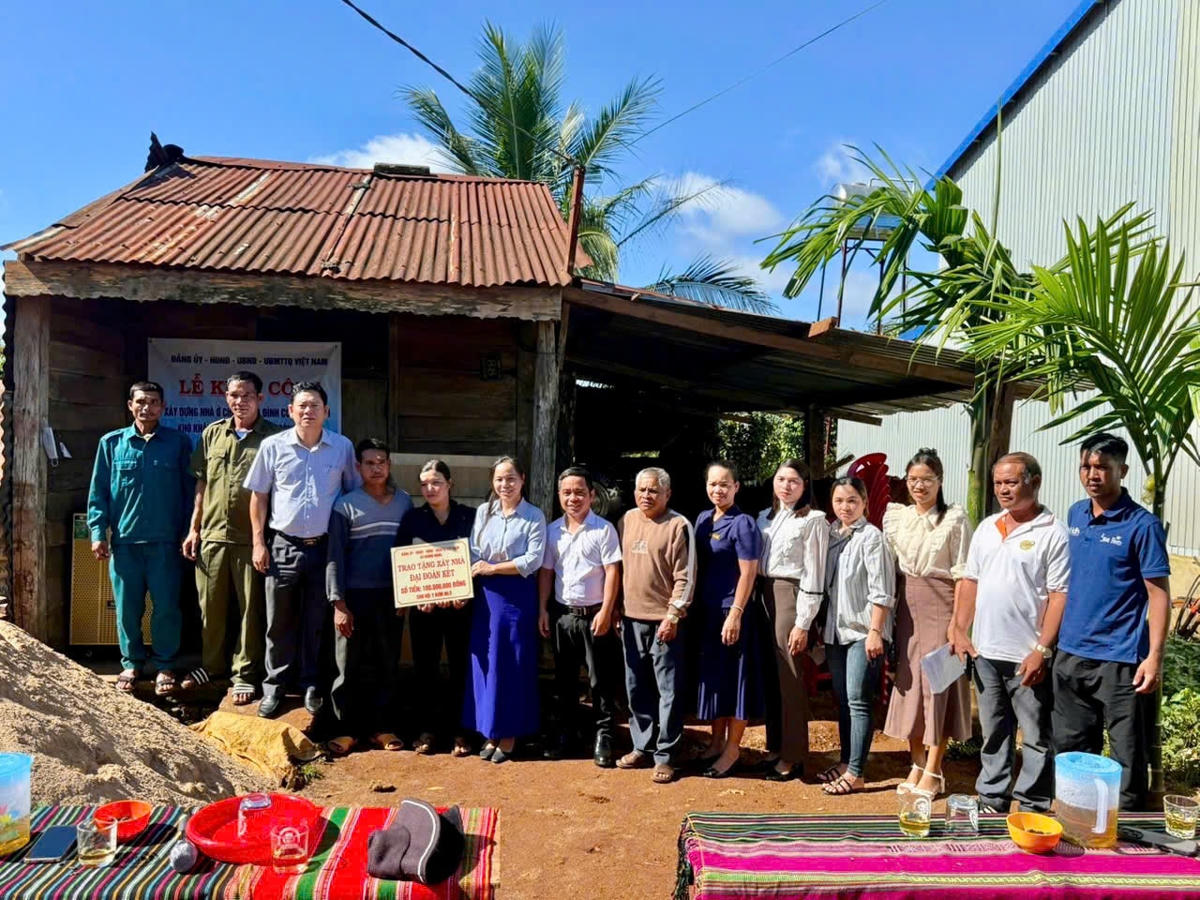 Đại diện cấp uỷ, chính quyền, MTTQ xã trao bảng tượng trưng số tiền hỗ trợ. Ảnh: TN.