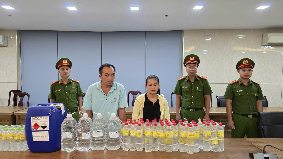 Đôi vợ chồng và tang vật vụ án. Ảnh: Nguyễn Tú