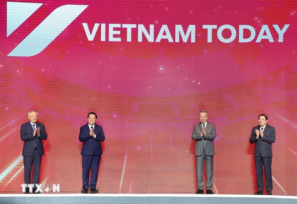 Tổng Bí thư Tô Lâm và các đại biểu thực hiện nghi thức ra mắt và phát sóng chính thức kênh truyền hình đối ngoại Quốc gia. (Ảnh: Thống Nhất/TTXVN)