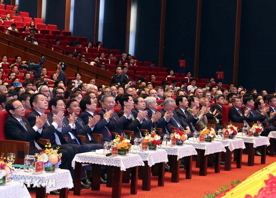 Tổng Bí thư Tô Lâm, các đồng chí lãnh đạo, nguyên lãnh đạo Đảng Nhà nước dự Lễ kỷ niệm. (Ảnh: Thống Nhất/TTXVN)