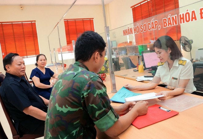 Công chức Chi cục Thuế thành phố Yên Bái hướng dẫn người dân làm thủ tục nộp thuế. (Ảnh: Phạm Hậu/TTXVN) vna-potal-tong-thu-ngan-sach-nha-nuoc-tang-161-so-voi-cung-ky-nam-2023-7738752.jpg