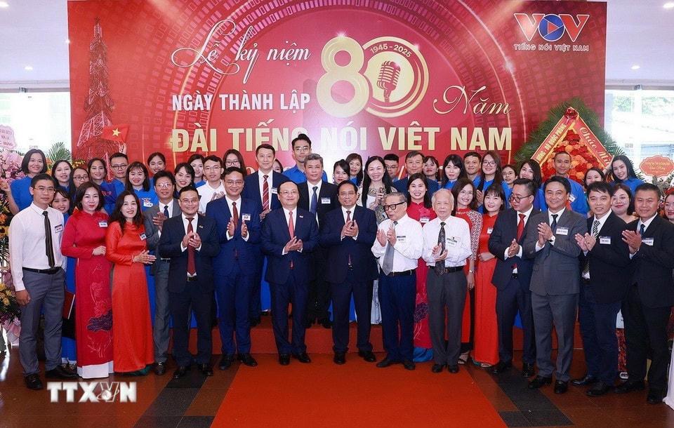 Thủ tướng Phạm Minh Chính với lãnh đạo, nguyên lãnh đạo, phóng viên, biên tập viên Đài Tiếng nói Việt Nam. (Ảnh: Dương Giang/TTXVN)