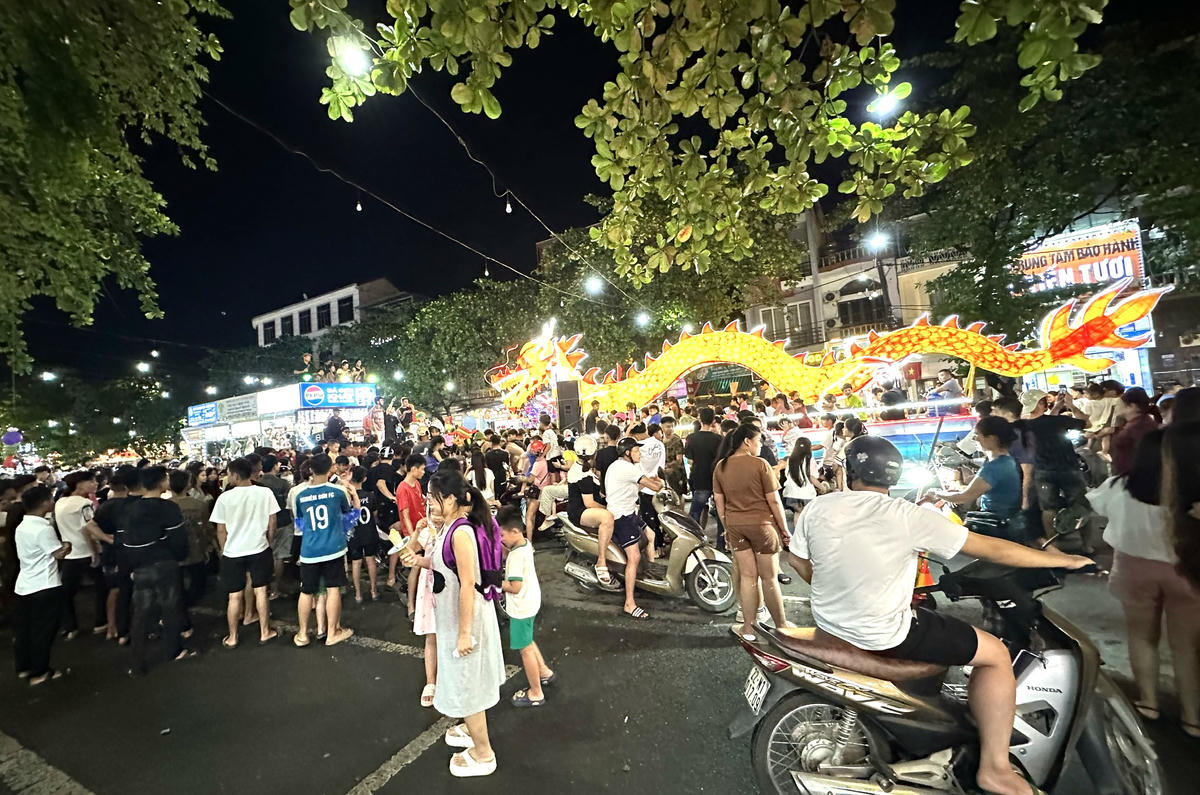 Lượng du khách đổ về Thành Tuyên ngày càng đông. Tiếng cười, tiếng nói, tiếng trống múa lân hòa quyện trong dòng người tấp nập, tạo nên bầu không khí sôi động.