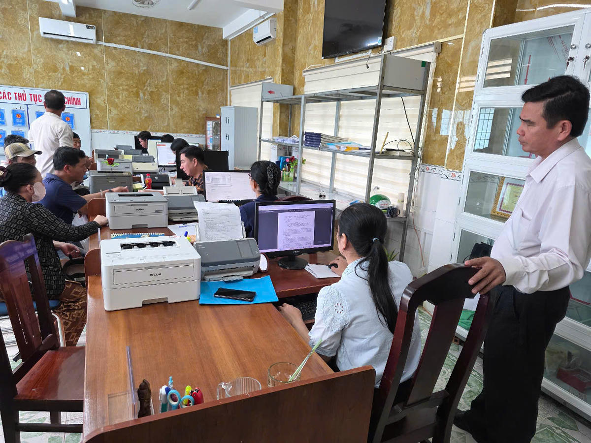 Đối với cán bộ, công chức, viên chức và người lao động có khoảng cách từ nhà đến cơ quan dưới 15 km: Hỗ trợ chi phí sinh hoạt 500 ngàn đồng/người/tháng. Ảnh: Nguyên Du.