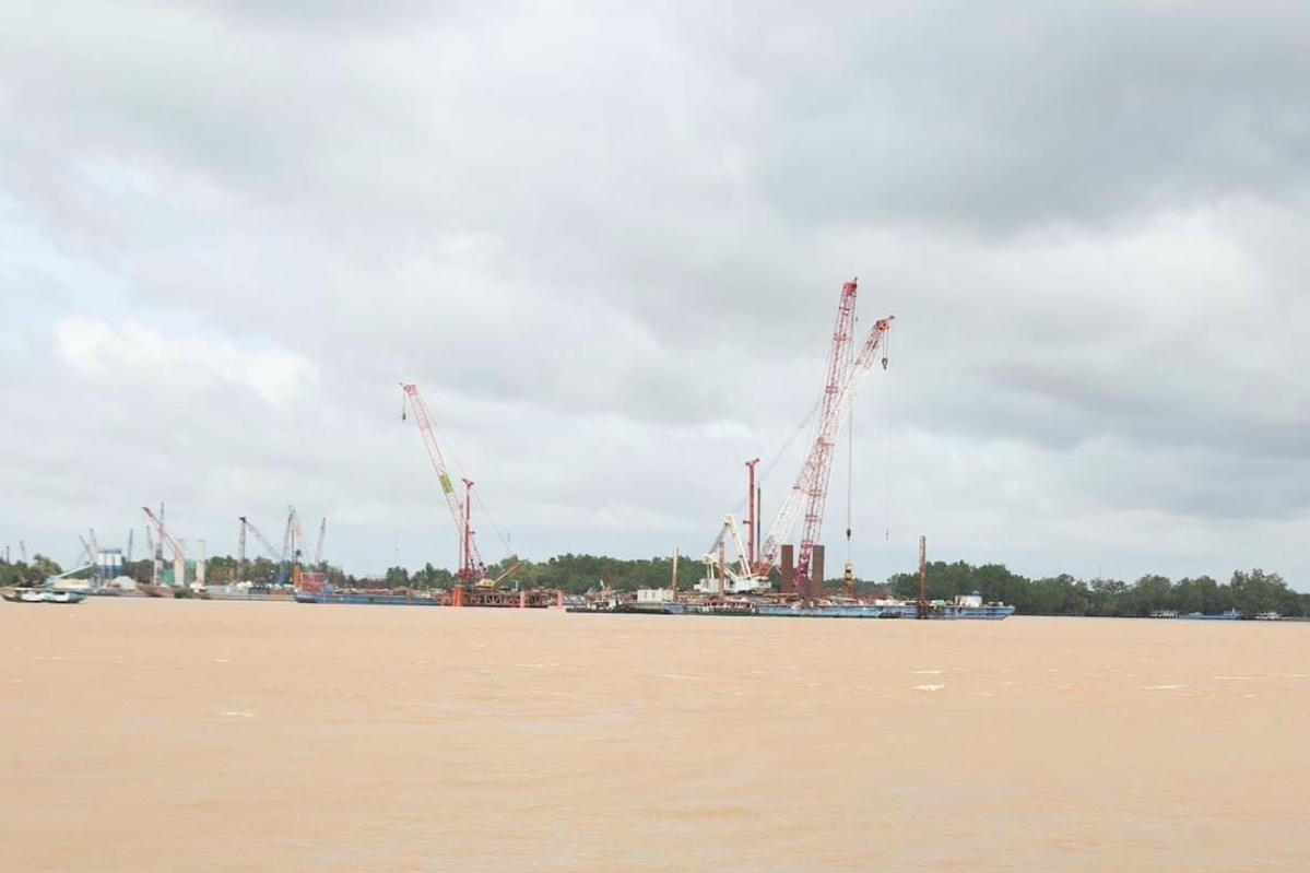 Dự án đầu tư xây dựng cầu Đại Ngãi có chiều dài toàn tuyến hơn 15 km, trong đó có 2 cầu chính vượt sông Hậu là cầu Đại Ngãi 1 và cầu Đại Ngãi 2 nối Cần Thơ và Vĩnh Long (trước là Sóc Trăng và Trà Vinh)Trà Vinh và Sóc Trăng) với tổng kinh phí gần 8.000 tỉ đồng. (ảnh: Thanh Tiến)