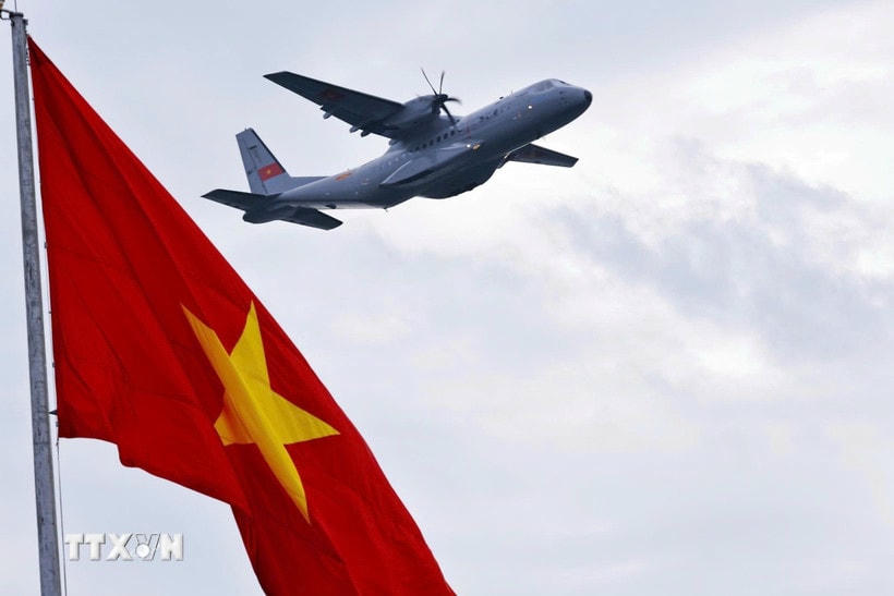 Máy bay vận tải Casa C-295 bay qua khu vực Quảng trường Ba Đình. (Ảnh: Doãn Tấn/TTXVN)