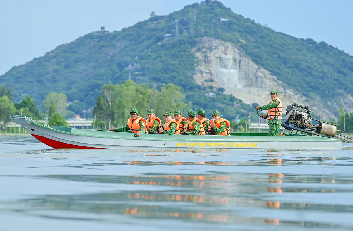 Võ lãi là phương tiện tuần tra chính của cán bộ, chiến sĩ đồn biên phòng Vĩnh Nguơn vào mùa nước nổi.  Ảnh Nguyễn Minh. 