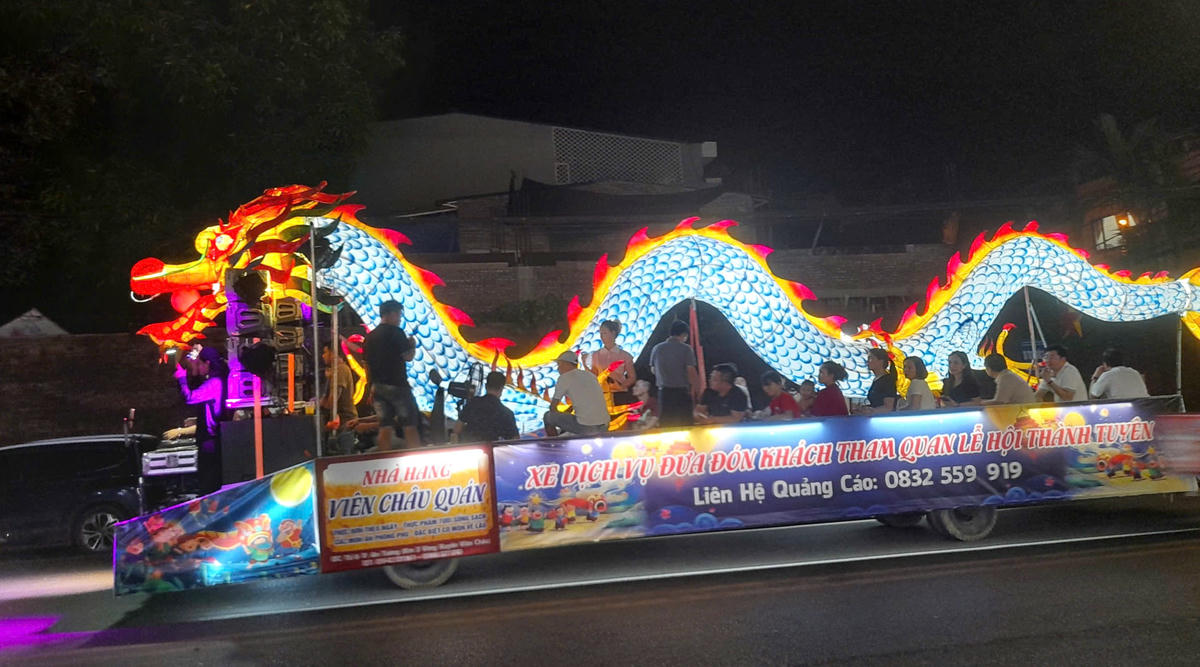 Du khách trải nghiệm xe đèn lồng rực rỡ, độc đáo trong phố hội Trung thu sớm.