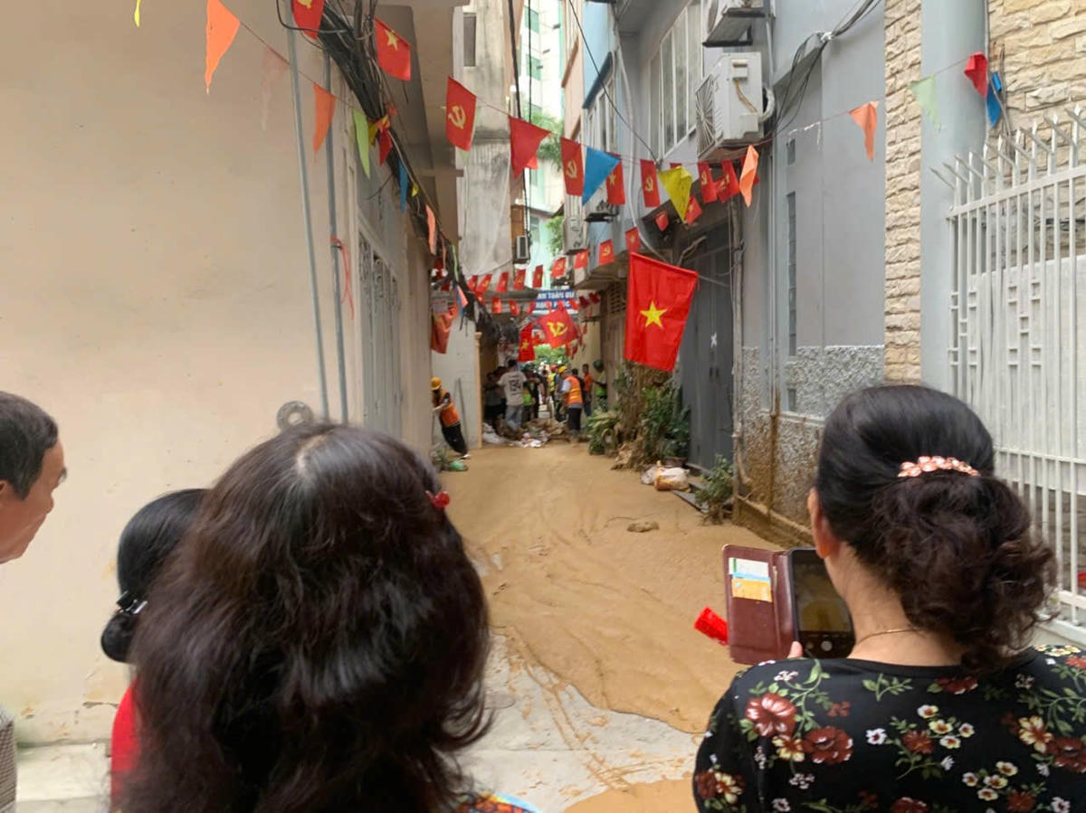 Hỗn hợp bùn nhão từ hoạt động thi công hầm dự án Nhổn – Ga Hà Nội lại phun trào trong ngõ 7 Giang Văn Minh.