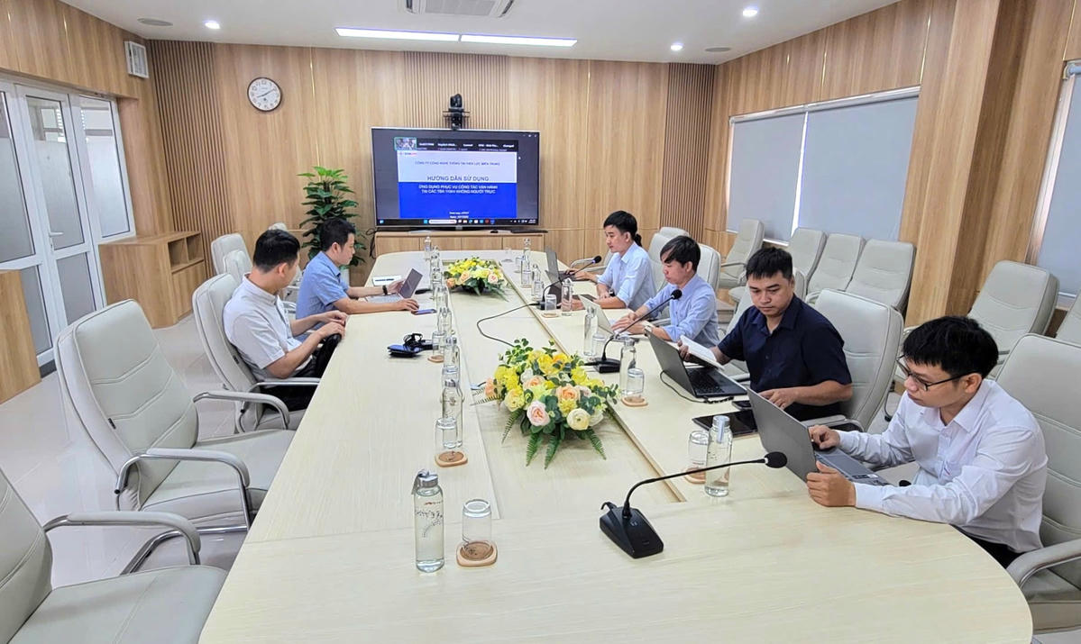 CPCIT đã phối hợp cùng ĐNPC tổ chức các buổi hướng dẫn sử dụng, cài đặt ứng dụng để sẵn sàng triển khai thực địa. Ảnh Nguyễn Tú.