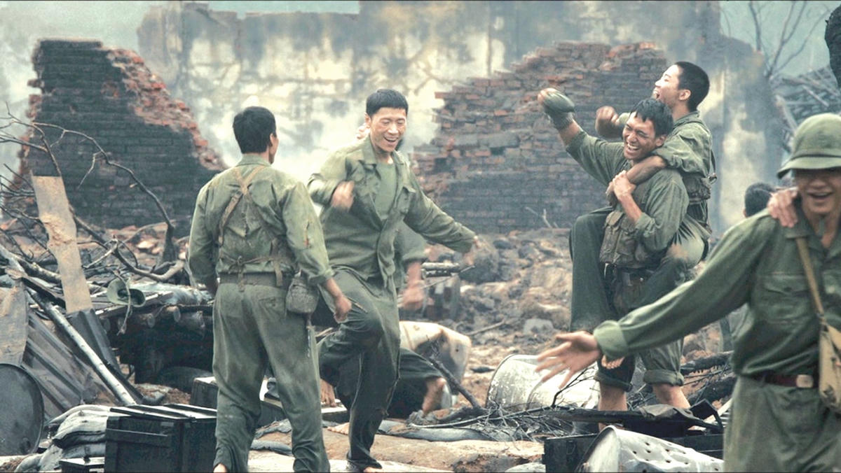 Cảnh trong phim “Mưa đỏ”. Ảnh: NSX.