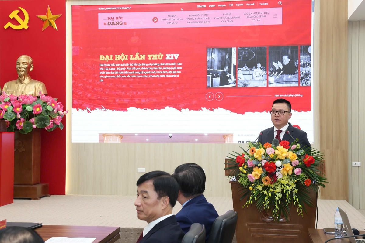 Ông Lê Quốc Minh, Uỷ viên Ban Chấp hành Trung ương Đảng, Tổng Biên tập Báo Nhân Dân giới thiệu nội dung trang thông tin. (Ảnh: Mạnh Nguyễn/Vietnam+) manh-nguyen-3.jpg