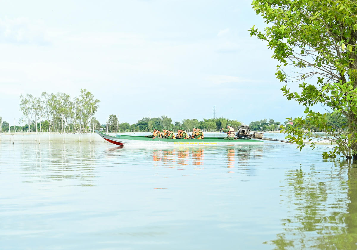 Nước về tràn đồng Vĩnh Tế, người dân địa phương vui mừng đón lộc mùa nước
nổi; tuy nhiên, với các cán bộ, chiến sĩ đồn biên phòng Vĩnh Nguơn đây là lúc phải
căng mình tuần tra, kiểm soát phòng chống buôn lậu, gian lận thương mại qua đường
biên giới. Ảnh Nguyễn Minh. 