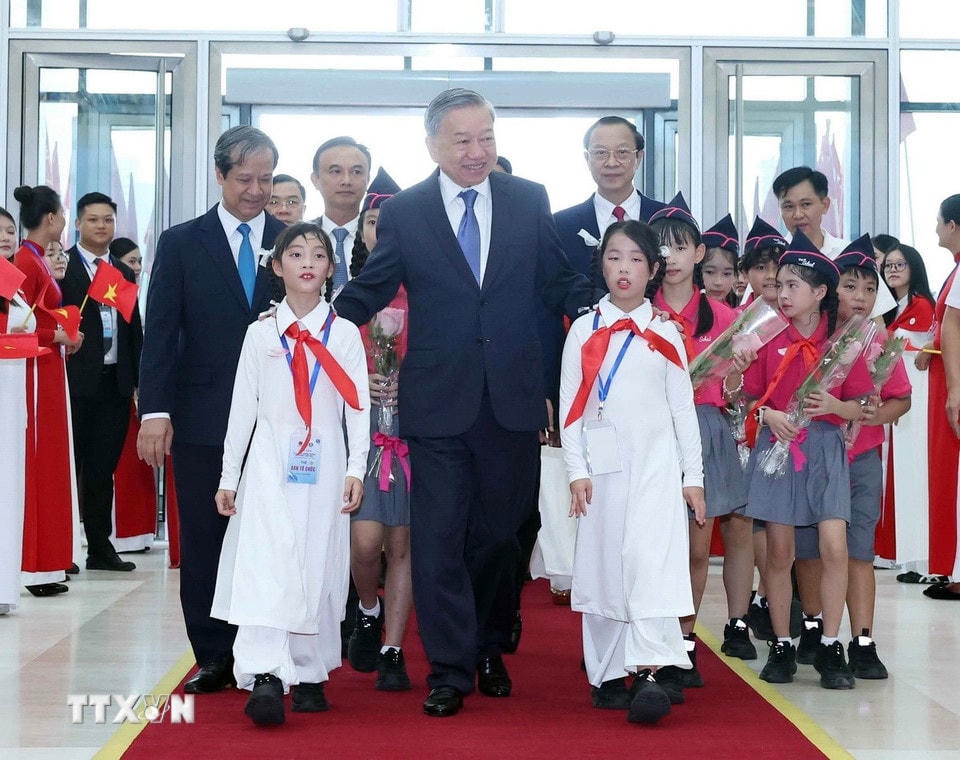 Tổng Bí thư Tô Lâm đến dự buổi lễ kỷ niệm 80 năm truyền thống ngành giáo dục. (Ảnh: Thống Nhất/ TTXVN)