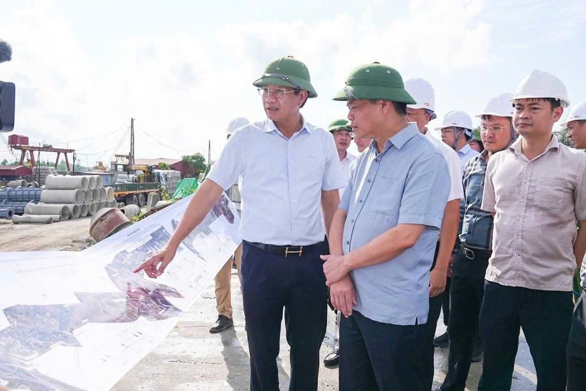 Chủ tịch UBND thành phố Lê Ngọc Châu kiểm tra việc triển khai Dự án đầu tư xây dựng đường vành đai 2 đoạn tuyến Tân Vũ - Hưng Đạo - đường Bùi Viện. Ảnh: Đàm Thanh.