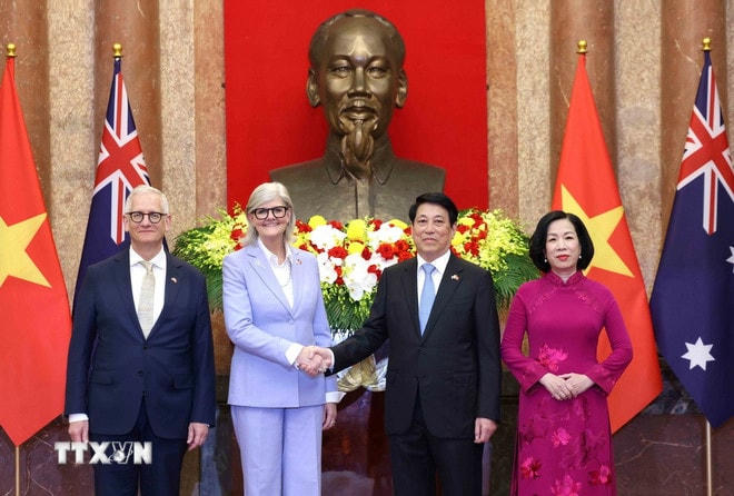 Chủ tịch nước Lương Cường và Phu nhân Nguyễn Thị Minh Nguyệt cùng Toàn quyền Australia Sam Mostyn và Phu quân Simeon Beckett chụp ảnh chung. (Ảnh: Lâm Khánh/TTXVN) ttxvn-le-don-toan-quyen-australia-8.jpg