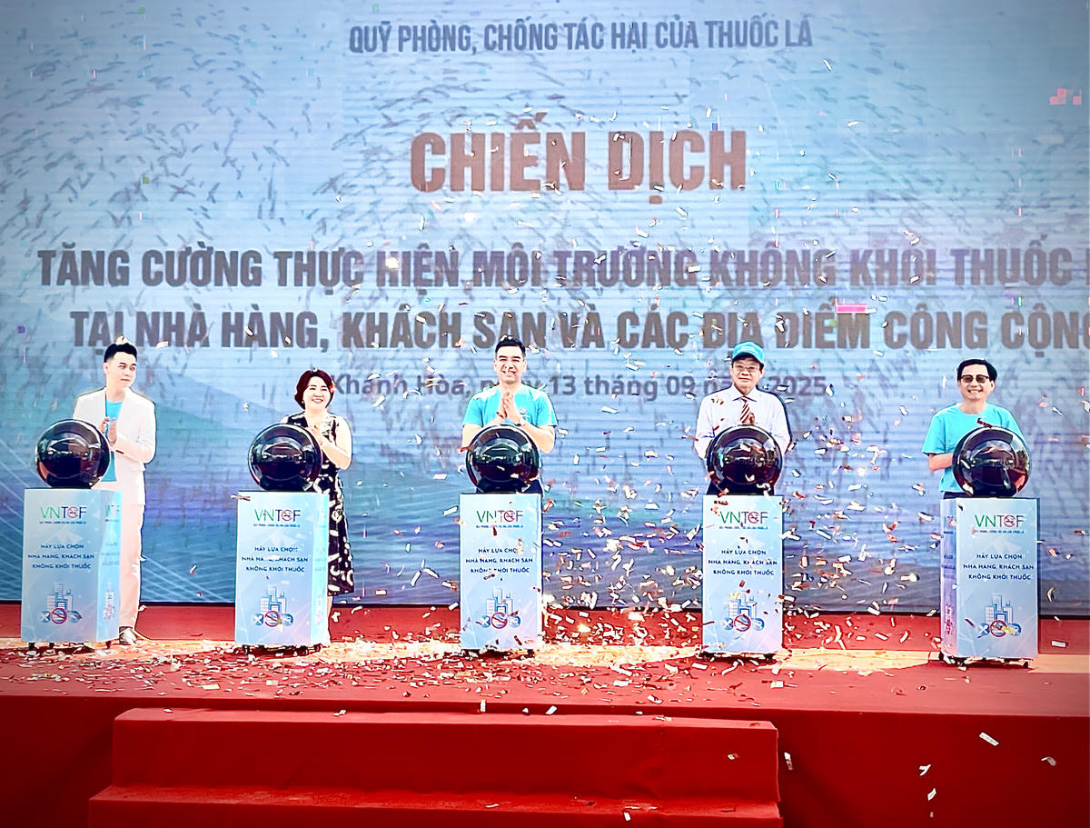 Bẩm nút khởi động Lễ Phát đông phòng chống tác hại thuốc là tại Nha Trang - Khánh Hòa Ảnh: Thùy Trang.