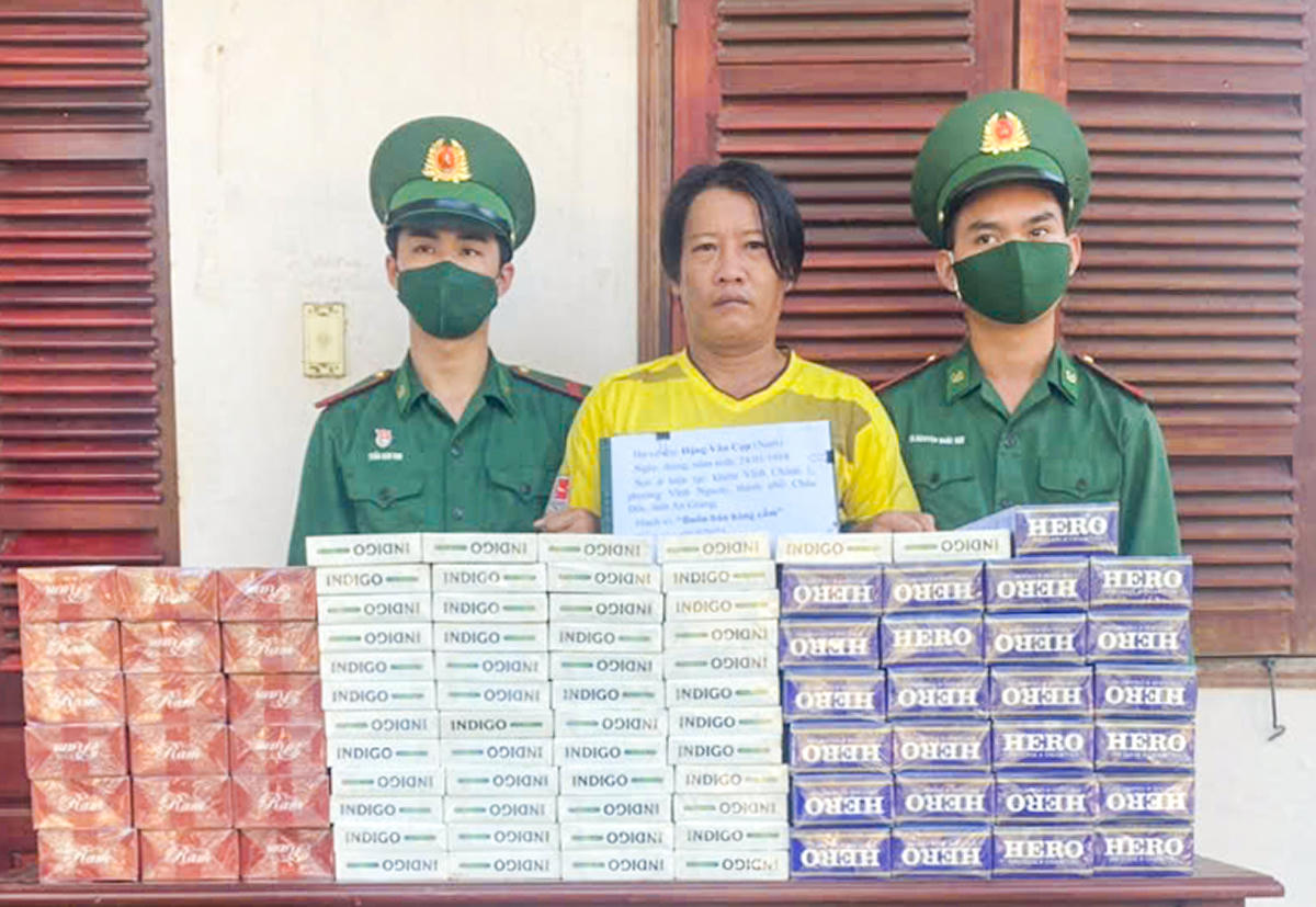     Một đối tượng bị lực lượng biên phòng Vĩnh Nguơn bắt giữ khi vận chuyển hàng lậu qua biên giới. Ảnh Nguyễn Minh. 