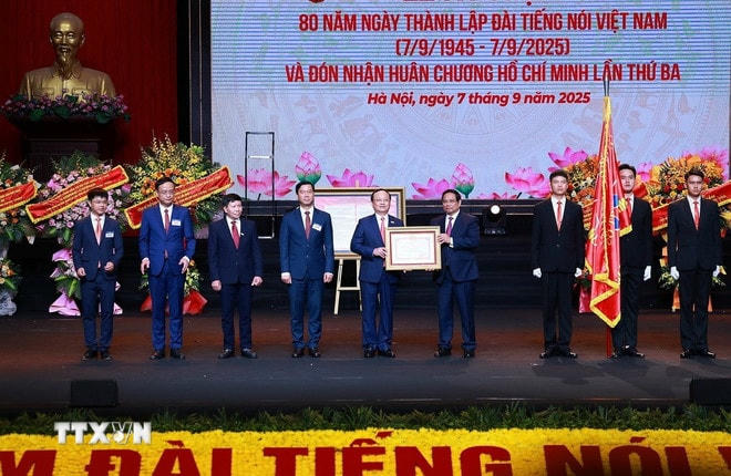 Thủ tướng Phạm Minh Chính trao Huân chương Hồ Chí Minh cho Đài Tiếng nói Việt Nam. (Ảnh: Dương Giang/TTXVN) ttxvn-thu-tuong-du-le-ky-niem-80-nam-ngay-thanh-lap-dai-tieng-noi-viet-nam-12.jpg
