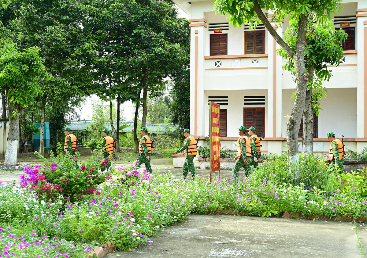 Kíp tuần tra biên giới đồn biên phòng Vĩnh Nguơn gồm 1 cán bộ, 6 chiến sĩ là lực lượng chính trong công tác ngăn chặn, siết chặt tình trạng buôn lậu tuyến biên giới. Ảnh Nguyễn Minh. 
