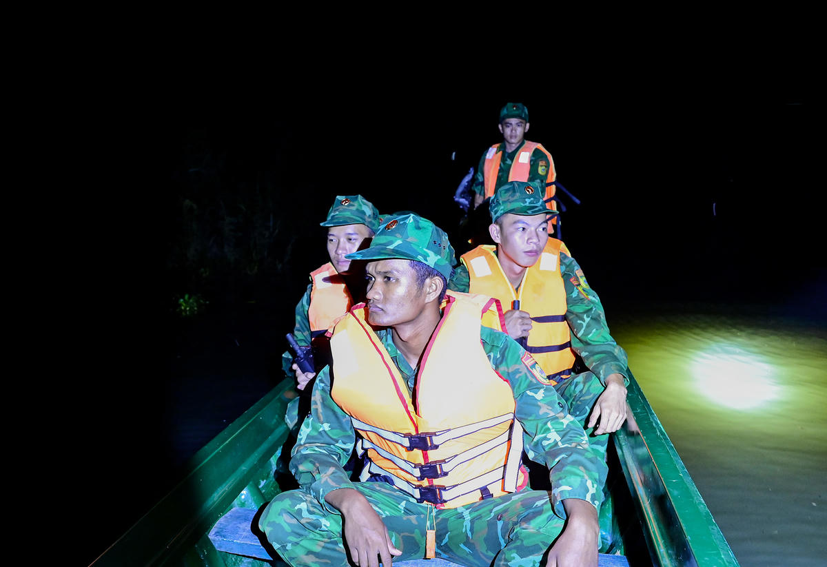 Vẻ mặt tập trung, có phần căng thẳng của cán bộ, chiến sĩ khi tuần tra,
kiểm soát những nơi các đối tượng thường xuyên tìm cách để vận chuyển hàng hóa
về Việt Nam. Ảnh Nguyễn Minh. 