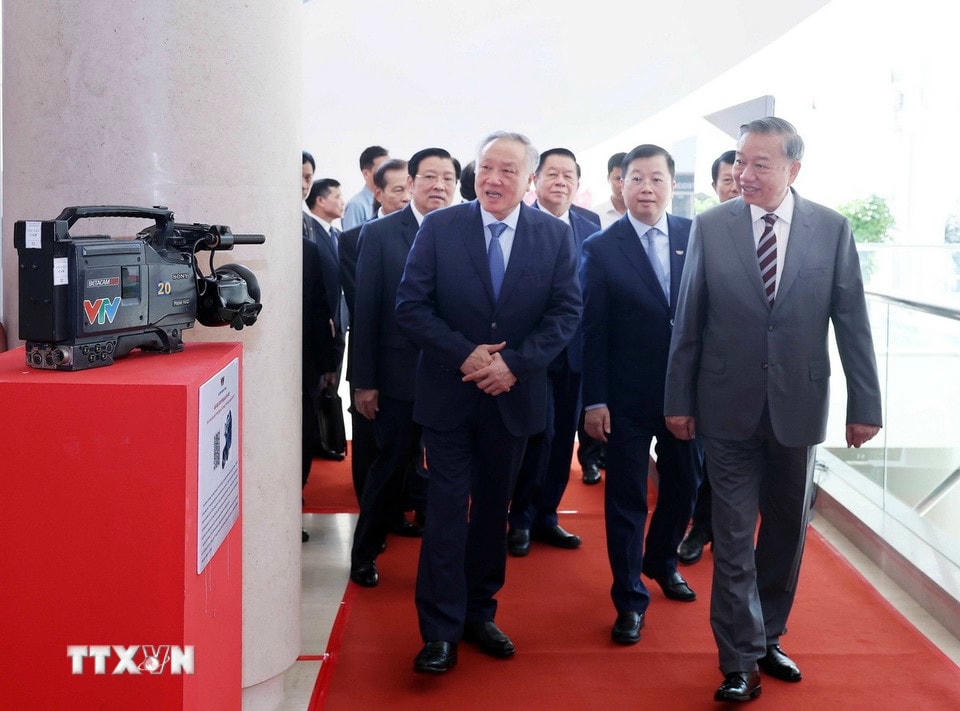 Tổng Bí thư Tô Lâm nghe giới thiệu về Đài Truyền hình Việt Nam. (Ảnh: Thống Nhất/TTXVN)