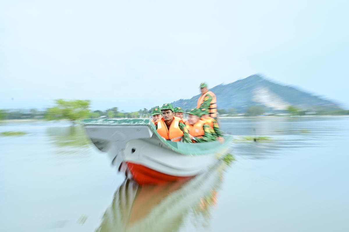 Do chiều dài đường biên giới, lực lượng mỏng nên việc quản lý, siết chặt an ninh, chống buôn lậu trong mùa nước nổi tràn đồng là thách thức không nhỏ đối với cán bộ, chiến sĩ đồn biên phòng Vĩnh Ngươn. Ảnh Nguyễn Minh. 