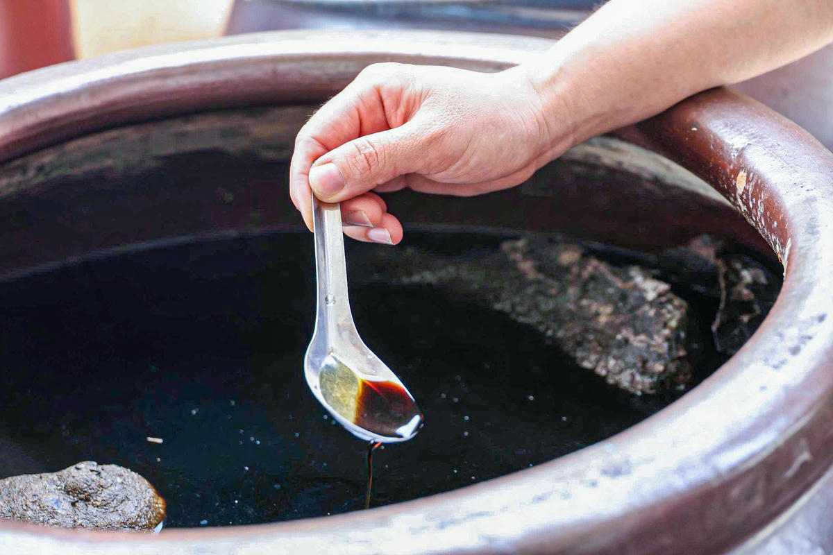 Nước mắm Phú Sáng được ủ thủ công, giữ nguyên hương vị truyền thống. Ảnh: Cẩm Kỳ