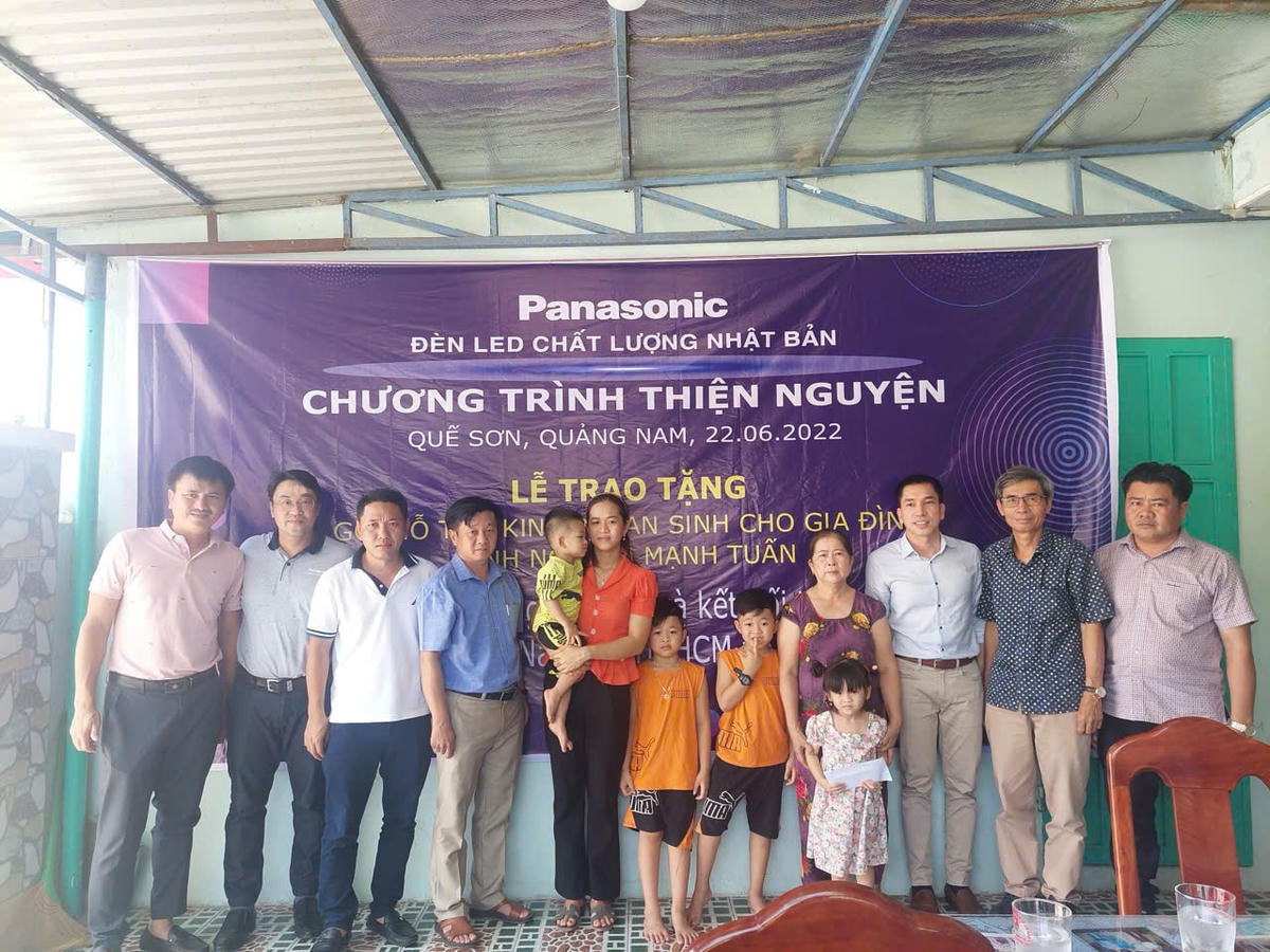 Không ít lần, người ta thấy ông Thái lặng lẽ về quê tặng quà, hỗ trợ học sinh nghèo, xây nhà tình thương…