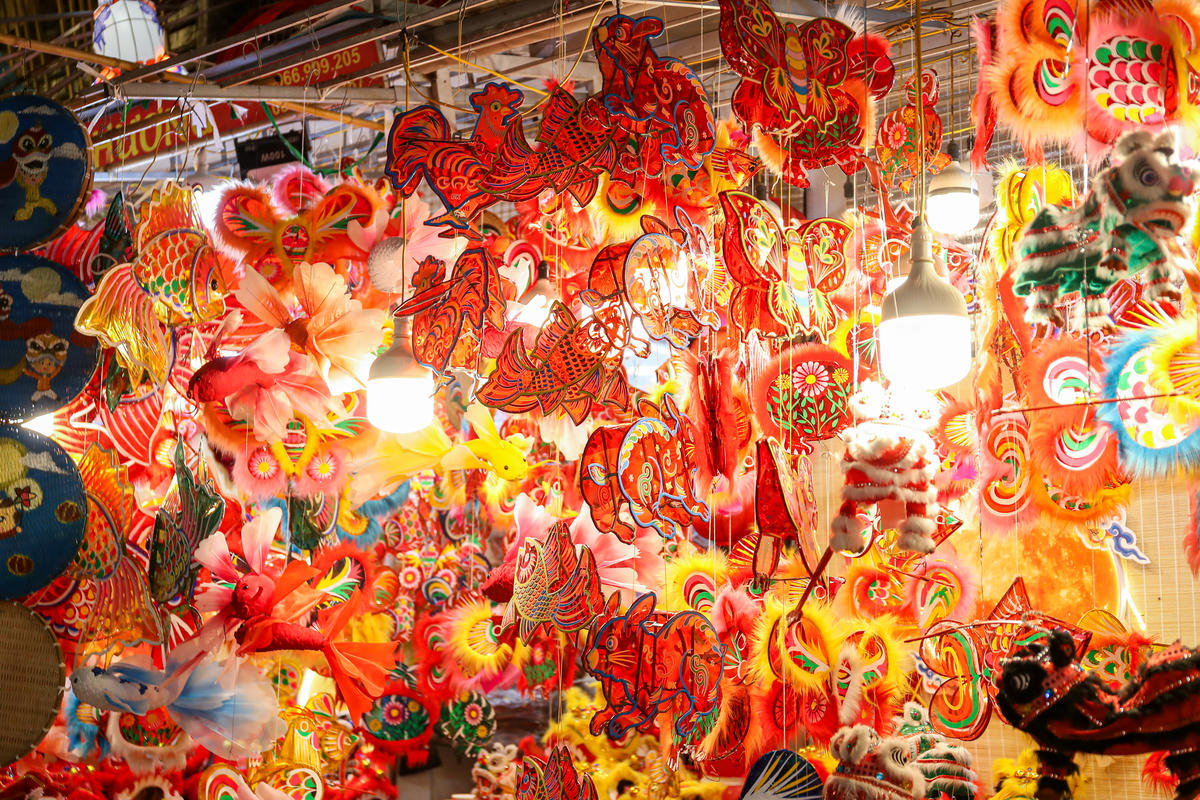 Đèn cá chép làm bằng giấy kính có giá từ 40.000 - 120.000 đồng/chiếc.