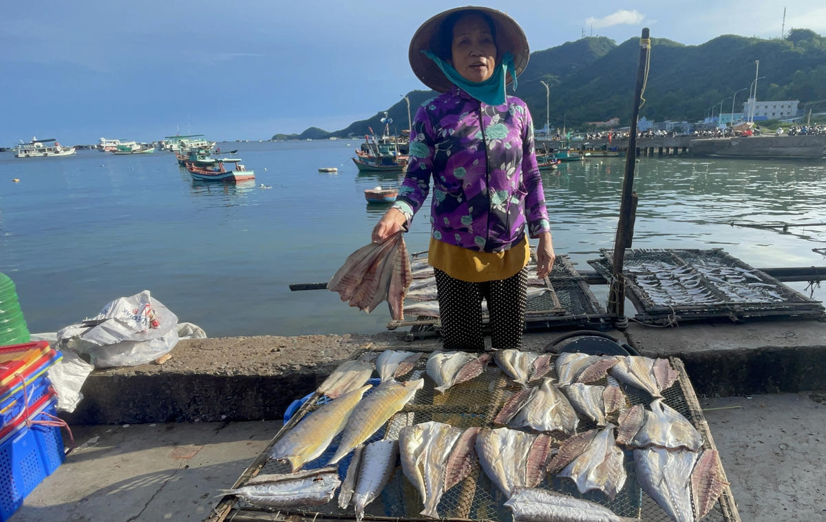 Người dân làm khô cá bè trên đảo Nam Du.