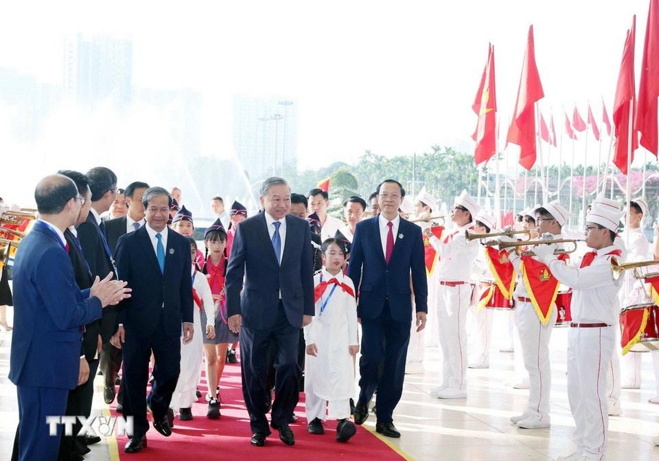 Tổng Bí thư Tô Lâm đến dự buổi lễ kỷ niệm 80 năm truyền thống ngành Giáo dục. (Ảnh: Thống Nhất/ TTXVN)