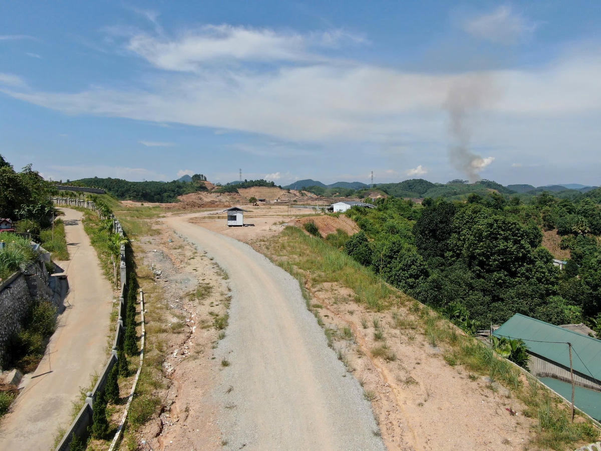 Đường dẫn vào An Bình Viên đang làm dang dở. Ảnh: Ngô Hùng.