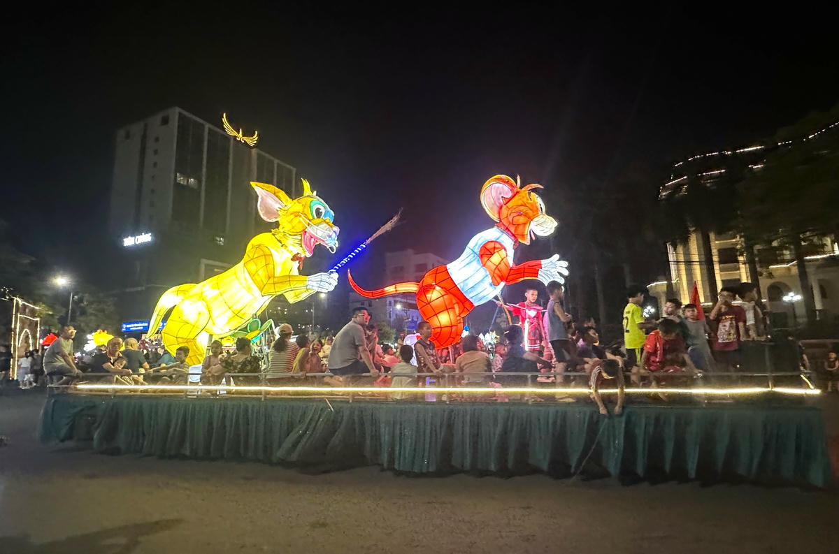 Không chỉ là ngày hội của trẻ em, Trung thu ở Thành Tuyên đã trở thành lễ hội của cộng đồng. Người dân từ khắp nơi tụ hội, khách thập phương tìm về, tất cả cùng hòa mình trong bầu không khí rộn ràng, háo hức.