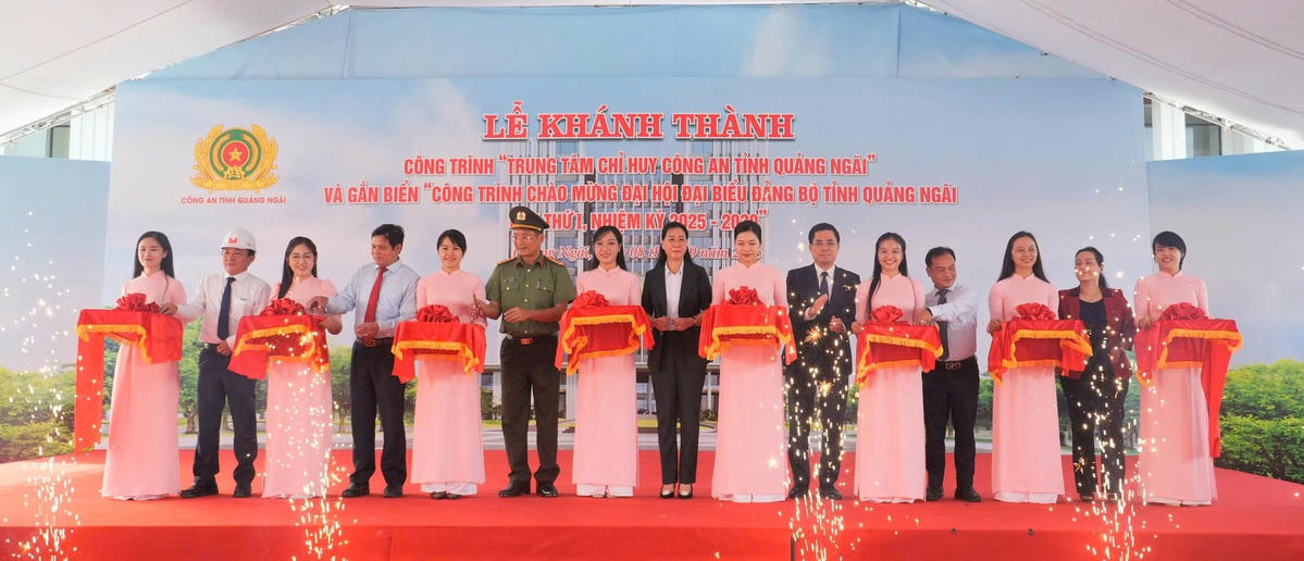 Các đại biểu thực hiện nghi thức cắt băng khánh thành Trung tâm chỉ huy Công an tỉnh Quảng Ngãi. Ảnh: CV.
