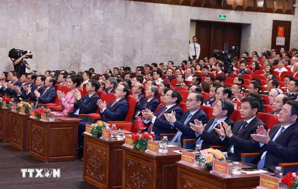 Thủ tướng Phạm Minh Chính và các đại biểu tham dự Lễ kỷ niệm 80 năm Ngày thành lập Đài Tiếng nói Việt Nam. (Ảnh: Dương Giang/TTXVN)