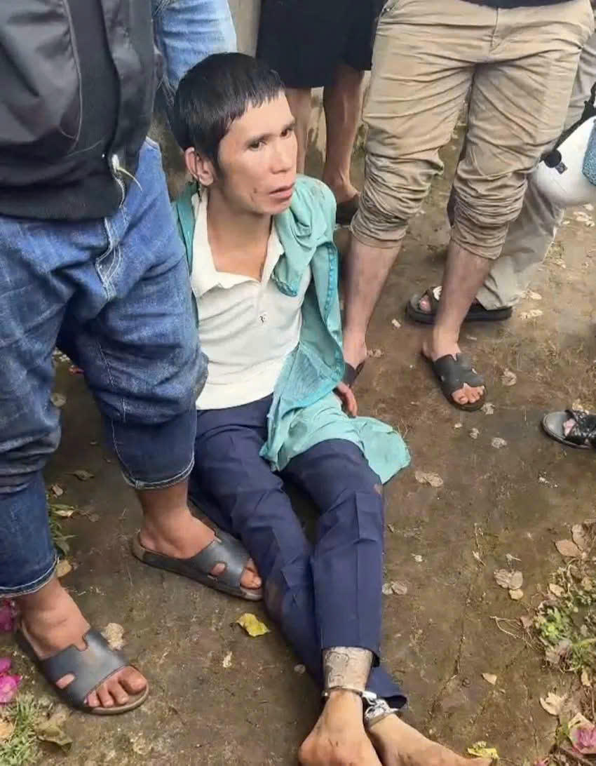 Lực lượng chức năng bắt giữ Nguyễn Nam Đại Thuận khi y đang lẩn trốn tại đường Mai Thị Lựu. Ảnh: TN.