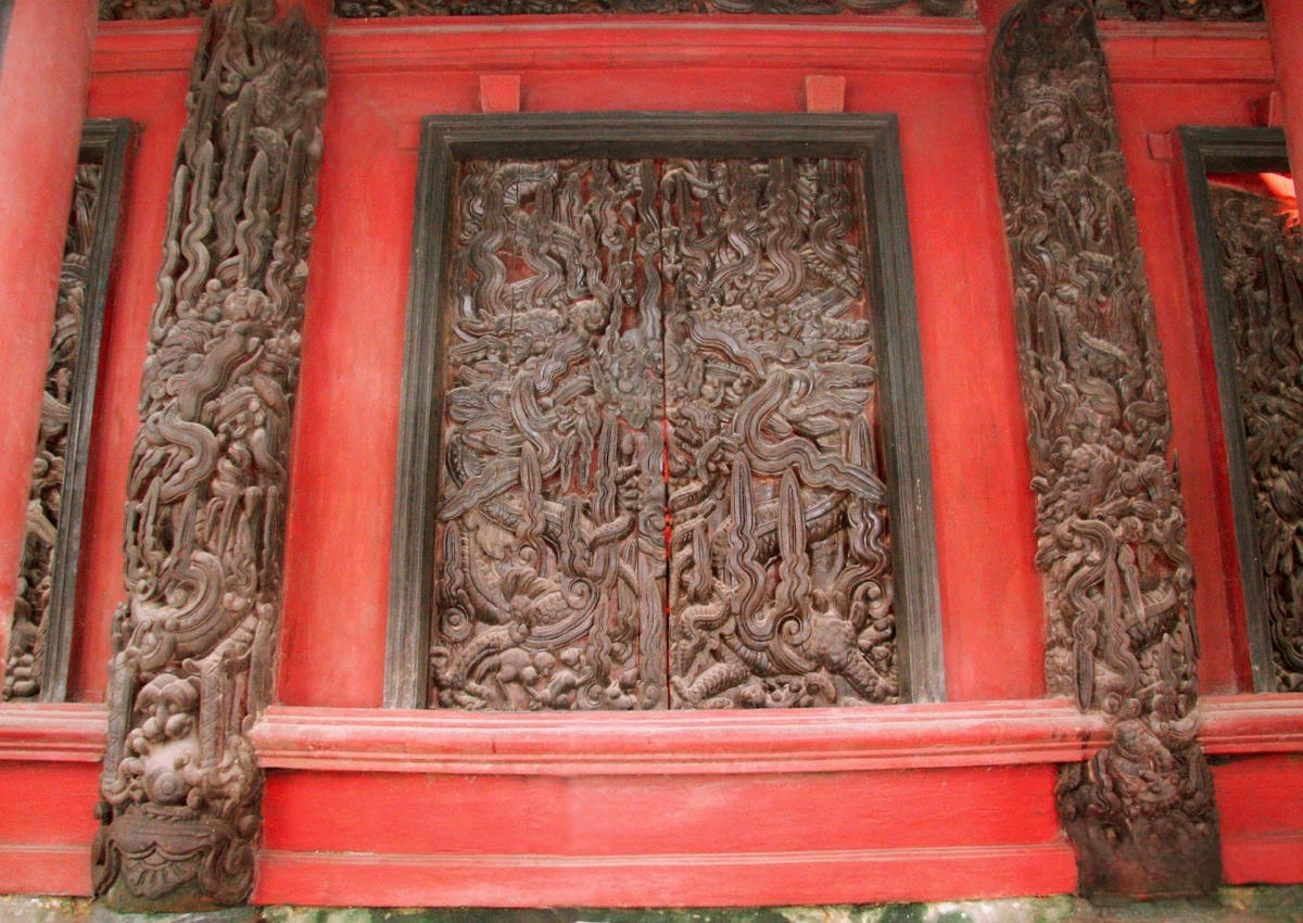 Điểm nổi bật trong nghệ thuật điêu khắc của di tích là ở các ô cửa tiền đường với các hình tượng dân gian như: rồng chầu, phượng, nghê xen kẽ họa tiết: đao mác, lá hỏa, vân áng và các muông thú: khỉ, nai, chim, rắn… tạo thành các bức phù điêu hoàn chỉnh, mang giá trị nghệ thuật cao.