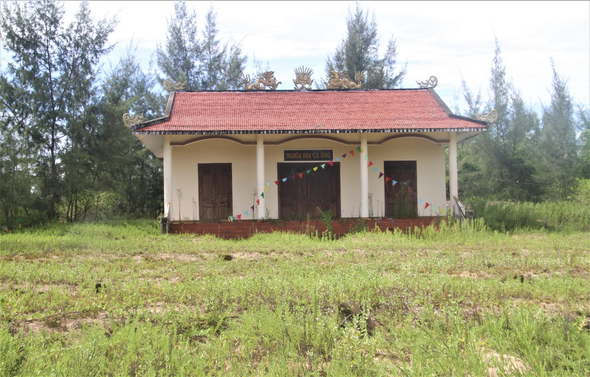 Một góc khuôn viên nghĩa địa cá Ông ở Tam Hải. Ảnh: Tấn Thành