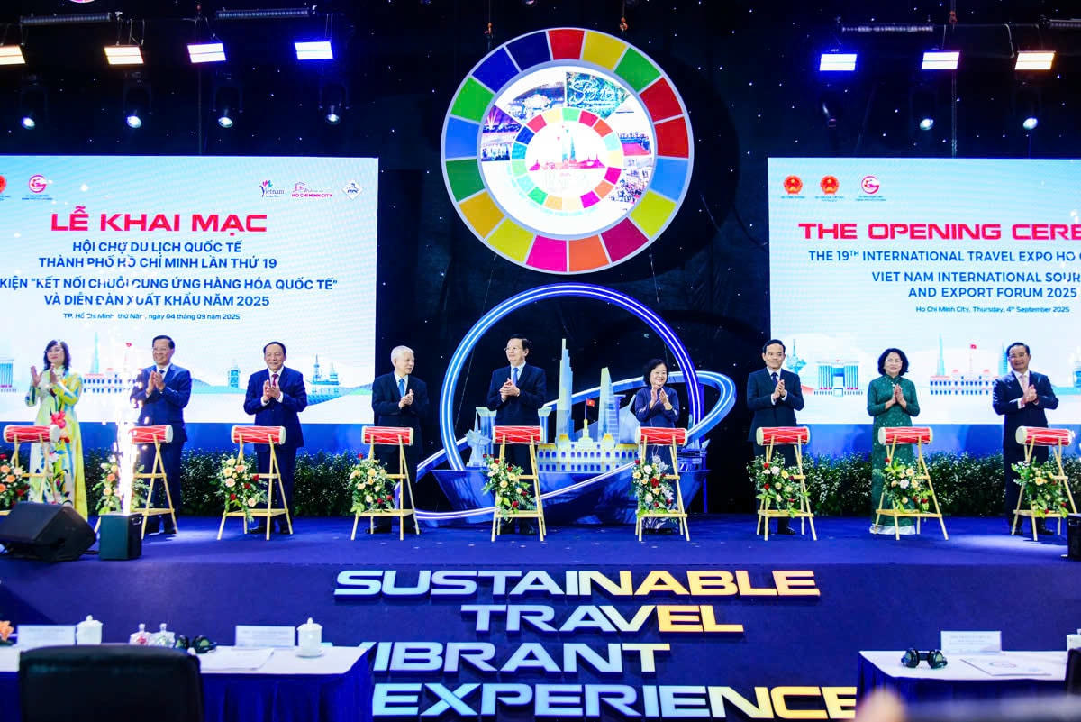 Các đại biểu thực hiện nghi thức khai mạc hội chợ ITE HCM 2025. Ảnh: H.L