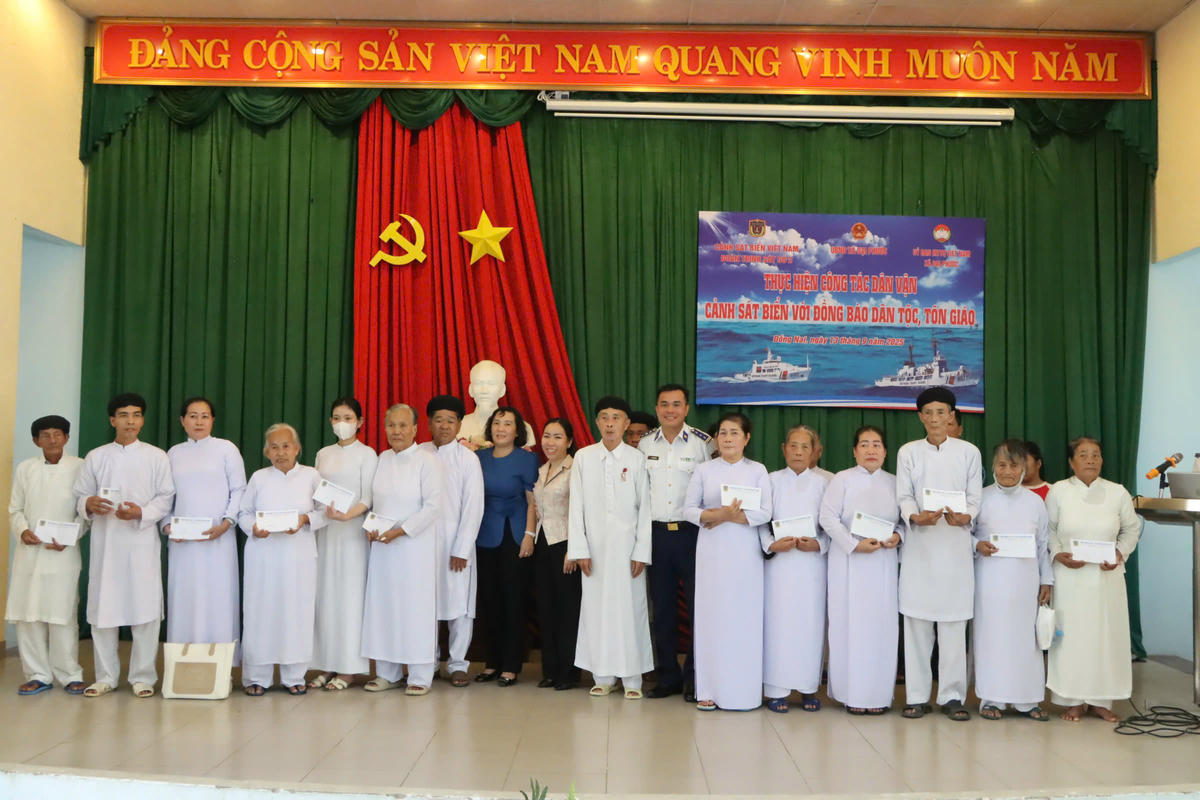 Quang cảnh buổi tuyên truyền pháp luật và tặng quà chức sắc tôn giáo và đồng bào có đạo tỉnh Đồng Nai. Ảnh: Hồng Phúc.