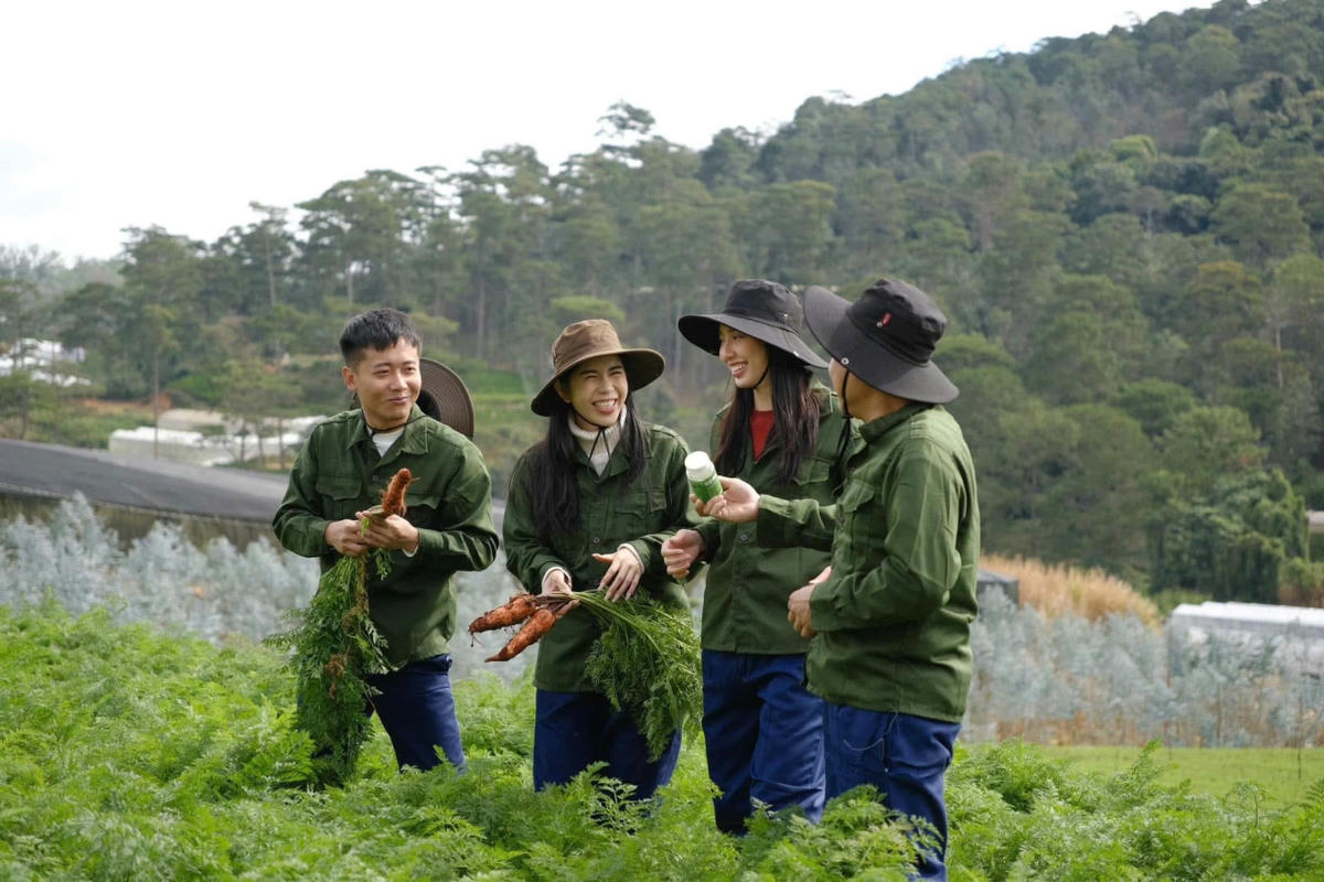 Hằng Du Mục, Quang Linh Vlogs và hoa hậu Thùy Tiên trong 1 clip quảng cáo. Ảnh: Cắt từ clip.