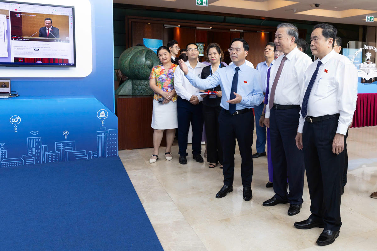 Tổng Bí thư Tô Lâm, Chủ tịch Quốc hội Trần Thanh Mẫn cùng các đại biểu tham quan khu trưng bày về kết quả chuyển đổi số của Quốc hội. 