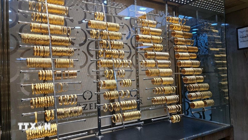 Trang sức vàng được bày bán tại tiệm kim hoàn ở Istanbul, Thổ Nhĩ Kỳ. (Ảnh: THX/TTXVN)