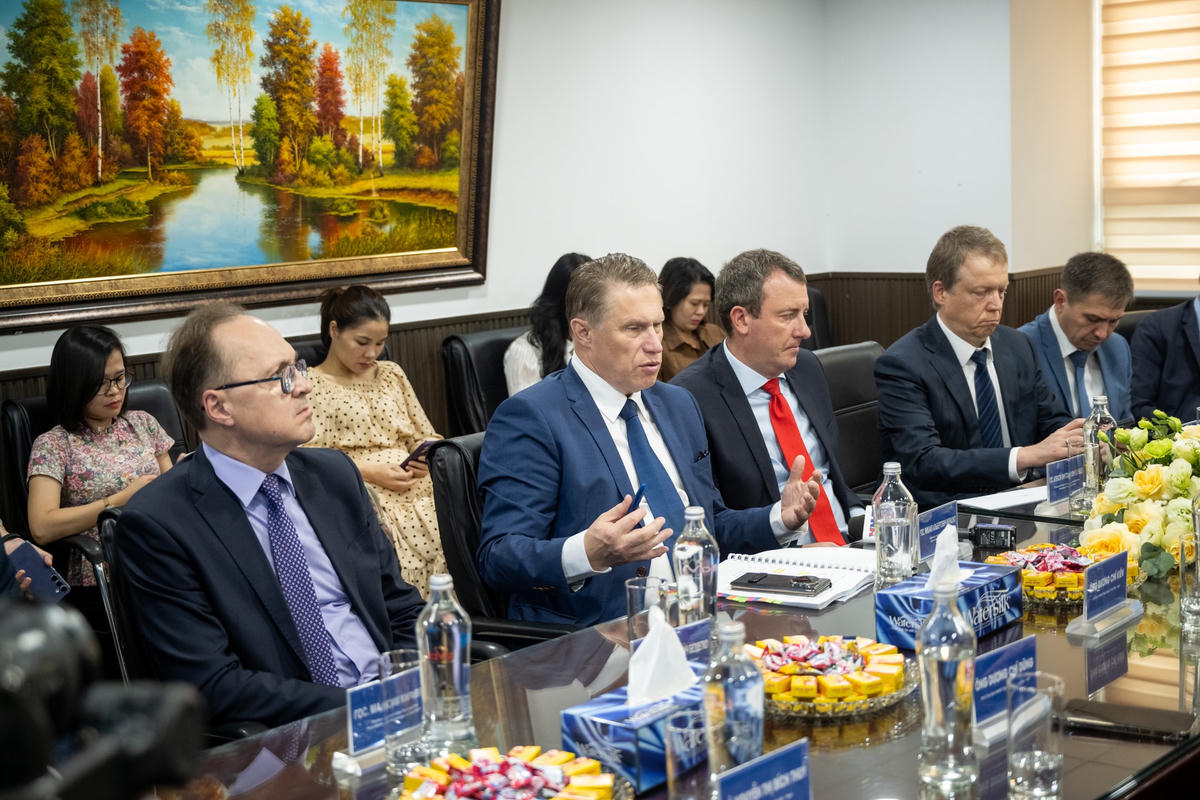 Bộ Trưởng Bộ Y tế Liên bang Nga (cầm bút) trao đổi tại cuộc làm việc 