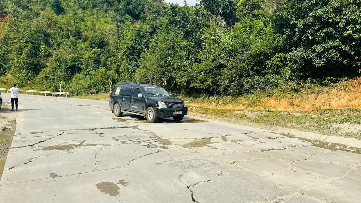 Phương tiện lưu thông trên quốc lộ 14, đoạn qua đèo Lò Xo. Ảnh: Chí Đại.