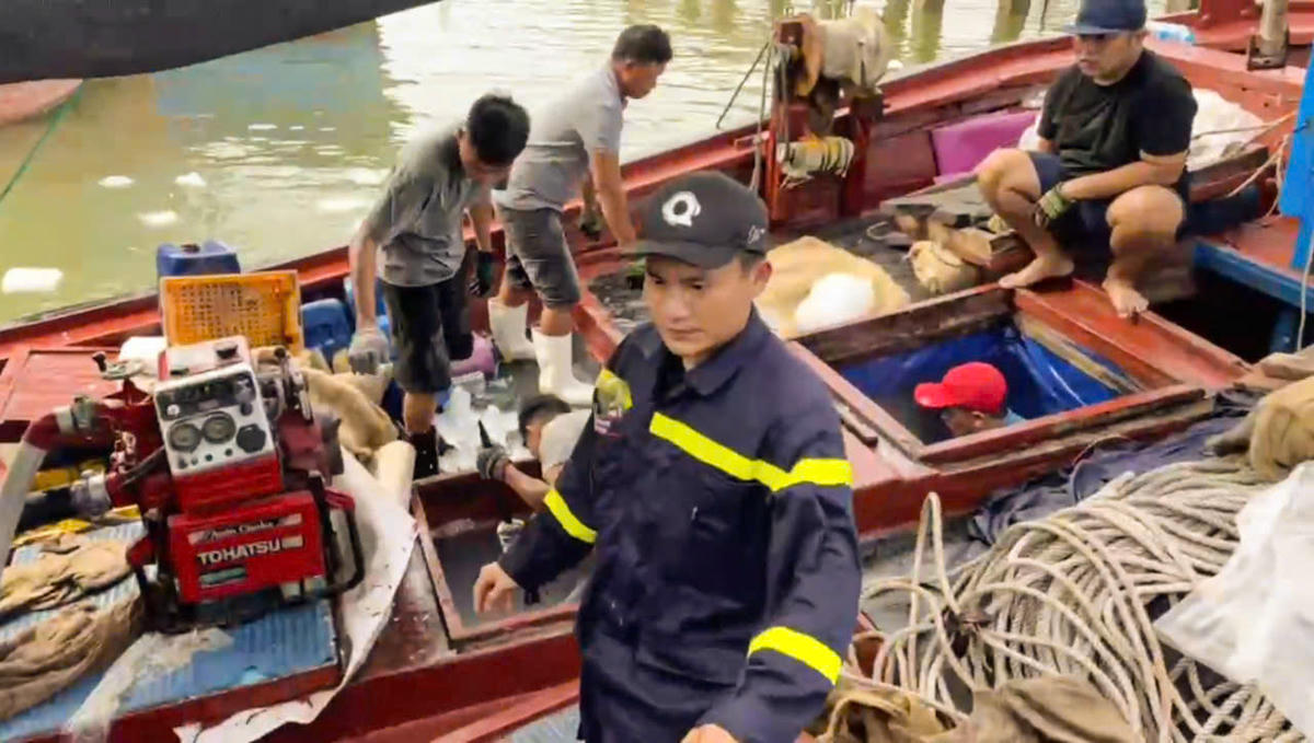 Lực lượng Cảnh sát cứu nạn thành công 1 tàu cá của ngư dân đang chìm trên biển. Ảnh: SĐ.