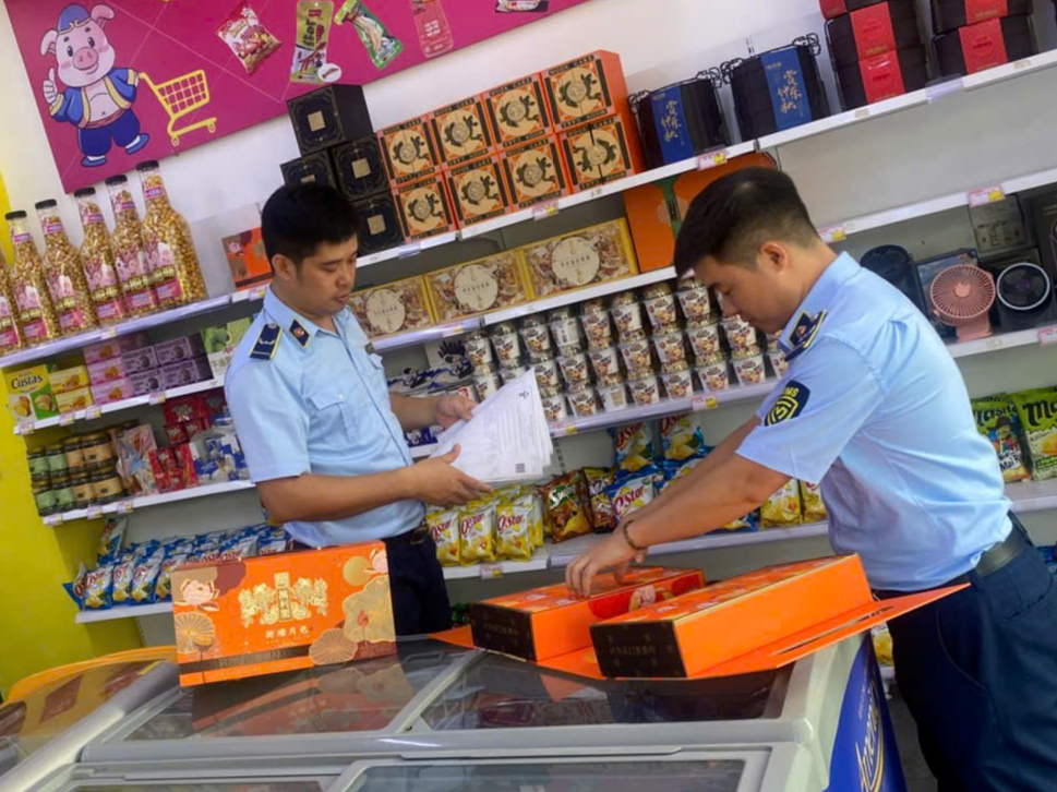 Lực lượng chức năng kiểm tra việc kinh doanh bánh trung thu tại Hà Nội. Ảnh: Chi cục QLTT.