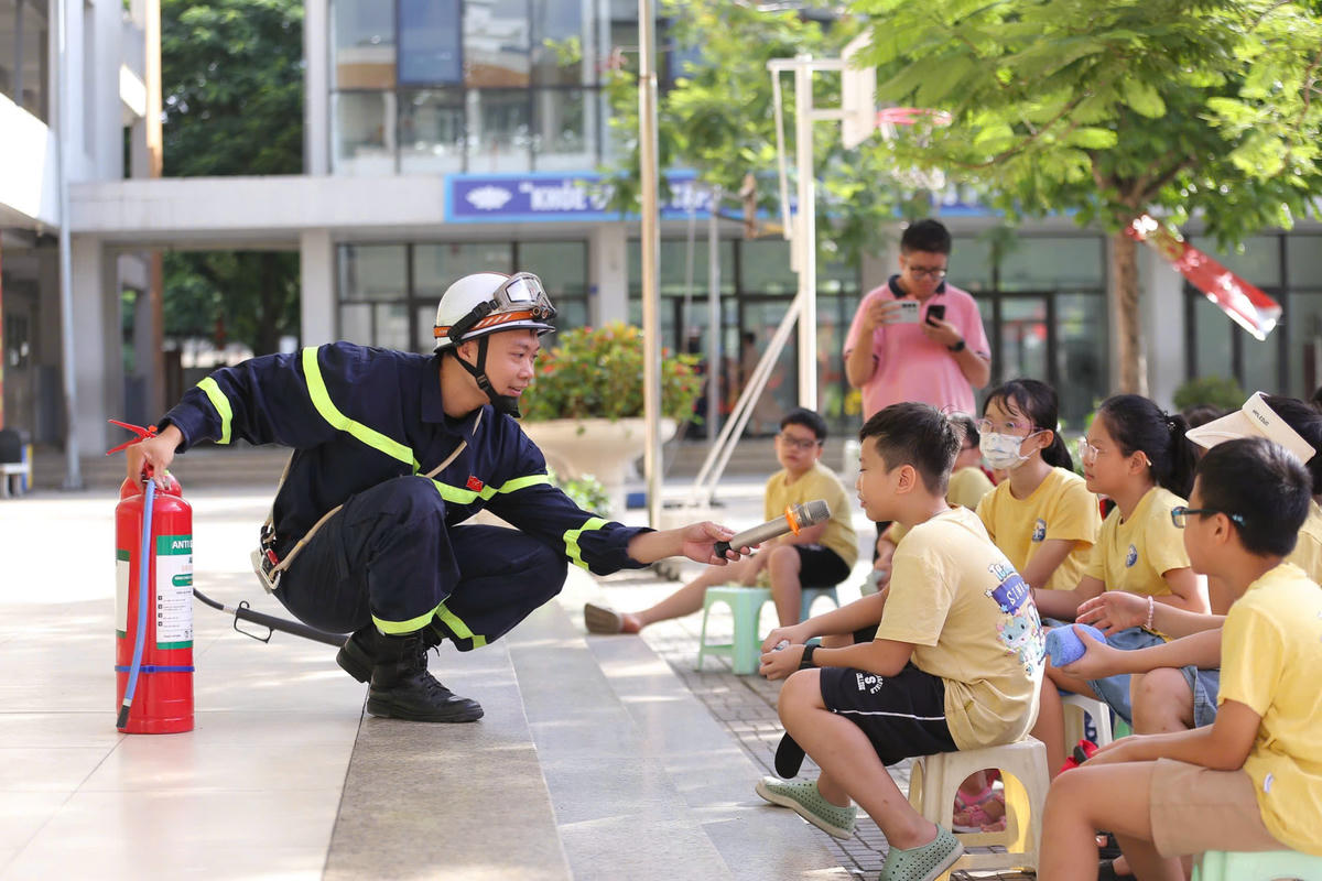 Học sinh Trường Tiểu học Đại Kim (phường Định Công, TP Hà Nội) trong buổi tuyên truyền về kỹ năng phòng cháy chữa cháy.