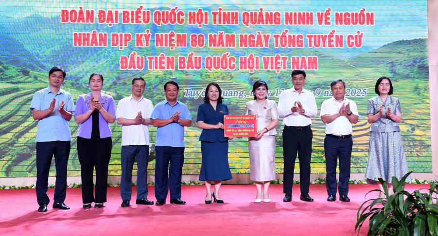 Các ĐBQH tỉnh Quảng Ninh trao tặng 1 tỷ đồng cho tỉnh Tuyên Quang xây dựng trường phổ thông nội trú liên cấp tiểu học và trung học cơ sở tại các xã biên giới. Ảnh: Mạnh Trường.